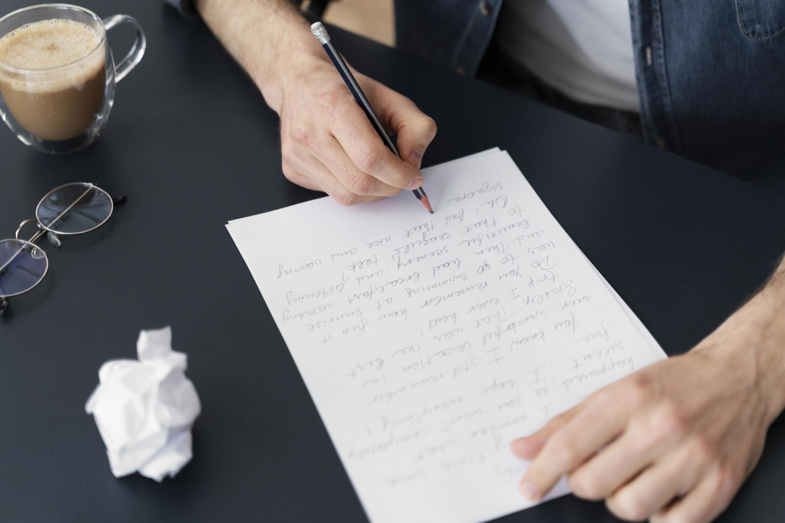Argumentative Essay có bố cục tổng quát gồm 3 phần